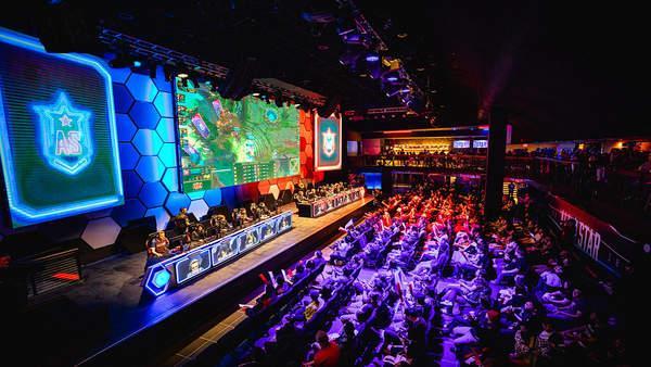 BLG官方分享Elk选手23岁庆生视频：呼！蜡烛一吹，许个愿吧！